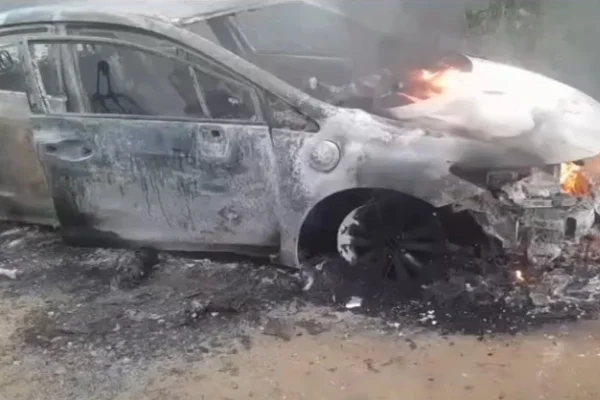 Carro incendiado