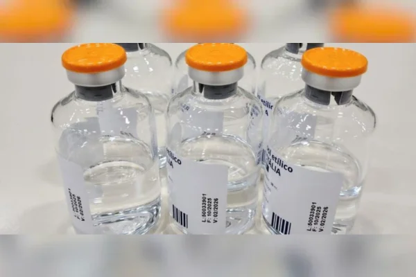 Foto colorida de frascos de etanol farmacêutico. SUS recebeu doação de 11,5 mil frascos do antídoto usado contra intoxicações por ingestão de metanol