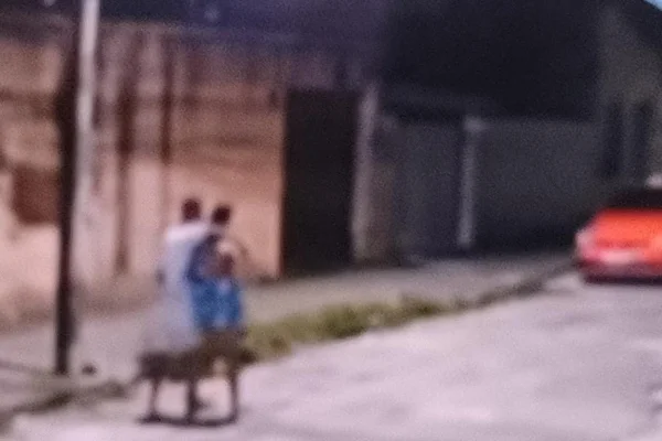 Imagem colorida de casal andando na rua - Metrópoles