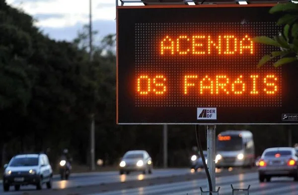 Justiça mantém suspensão de multas para quem andar com farol apagado
