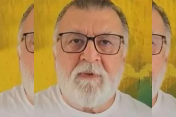 Homem branco de barba branca e óculos - Metrópoles