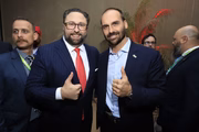 Jason Miller e Eduardo Bolsonaro Jason Miller e Eduardo Bolsonaro