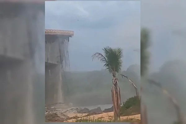 Imagem colorida de ponte que caiu em Estreito, no Maranhão