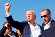 Donald Trump após atentado em Butler, na Pensilvânia em julho de 2024 Donald Trump após atentado em Butler, na Pensilvânia em julho de 2024
