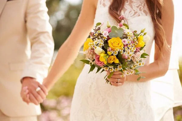 Maioria dos americanos acha que mulheres devem ter sobrenome do marido