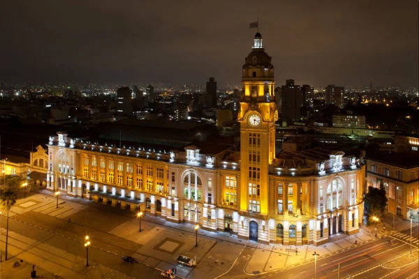 Imagem colorida da estação Júlio Prestes, no centro de São Paulo, durante a noite - Metrópoles
