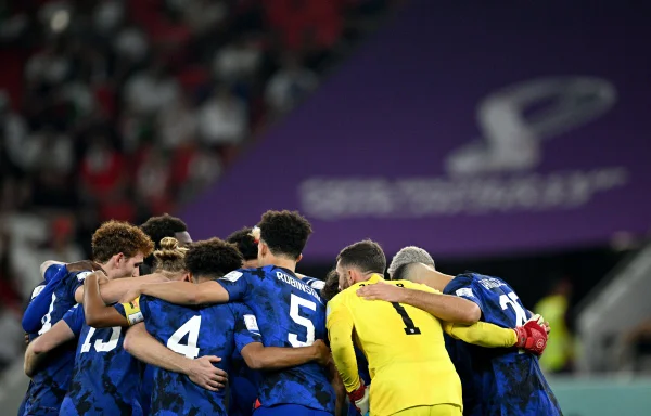 Seleção dos EUA se abraça antes de jogo