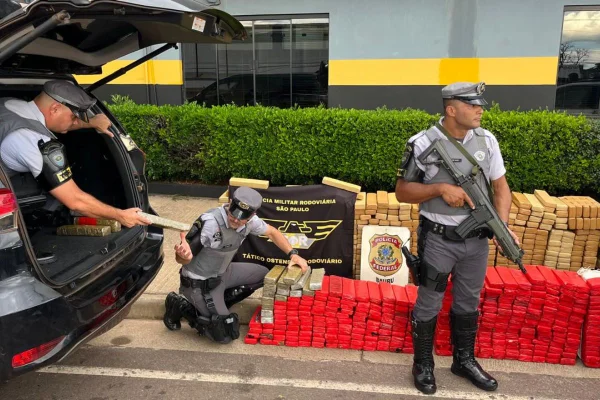 A PM Rodoviária prendeu em flagrante a mulher que carregava a droga em um carro furtado com placa falsa. O caso aconteceu em Guarantã - Metrópoles