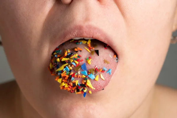 Foto colorida de língua dos microplásticos - Metrópoles