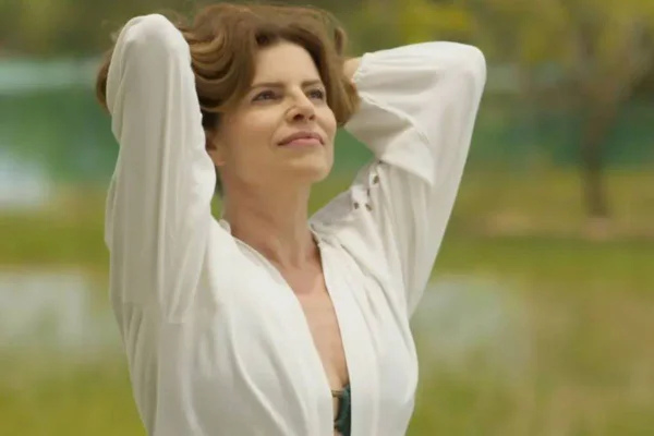 Foto colorida de Debora Bloch em Mar do Sertão - Metrópoles