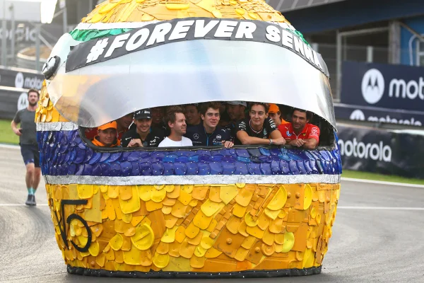 Sebastian Vettel participa de homenagem a Senna com catadores de lixo