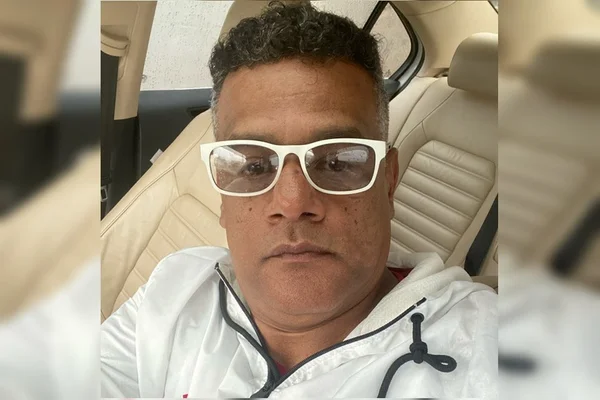Imagem colorida mostra homem de óculos