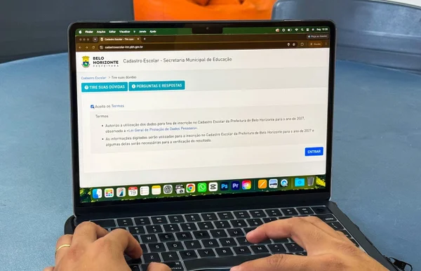 site do cadastro escolar no notebook
