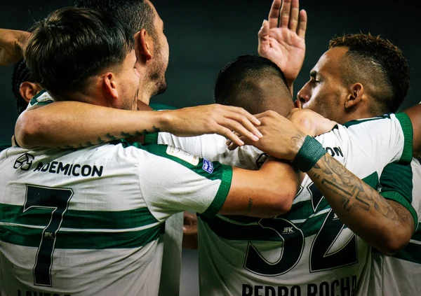Brasileirão: com duas viradas, Coritiba vence o Remo e se aproxima do G6