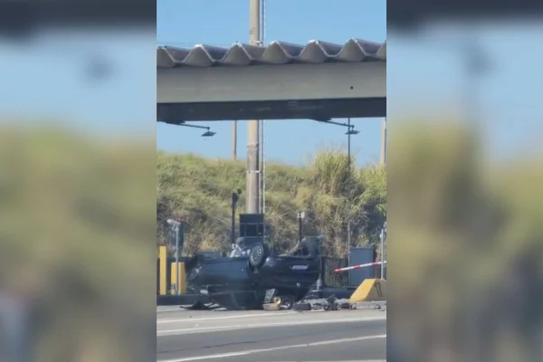 Após o motorista atingir a praça de pedágio, parte da cobertura desabou, atingiu outros dois veículos e deixou sete pessoas feridas - Metrópoles