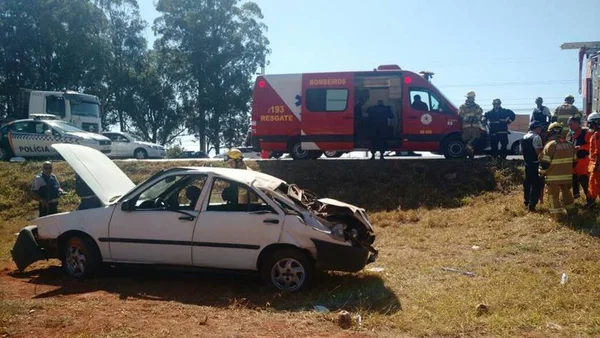 Adolescente de 15 anos dirige, provoca capotamento e destrói carro