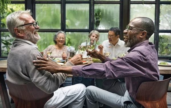 Amigo 60+: selo que garante qualidade em serviços aos idosos é criado