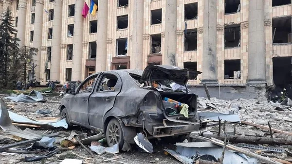 Carro destruído em meio a escombros causados por bombardeio russo na cidade de Kharkiv, Ucrânia - Metrópoles