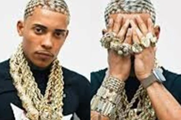 MC Poze posa com suas joias de ouro para as redes sociais - Metrópoles