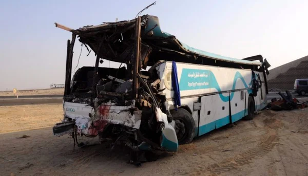 Acidente com ônibus de turismo e caminhão deixa 10 mortos no Egito