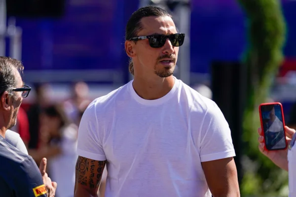 Ibrahimovic de óculos escuros