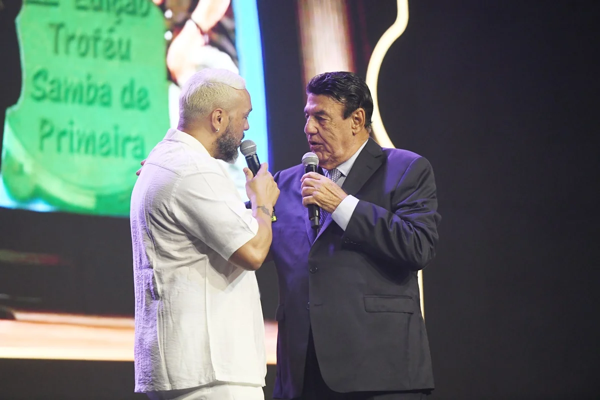 Belo conversa com Jorge Perlingeiro durante festa Belo conversa com Jorge Perlingeiro durante festa