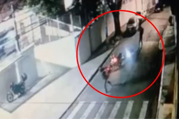 Foto colorida de reprodução de vídeo em que mostra o momento do tiroteio entre um ladrão de aliança e um guarda municipal, na zona oeste de São Paulo.
