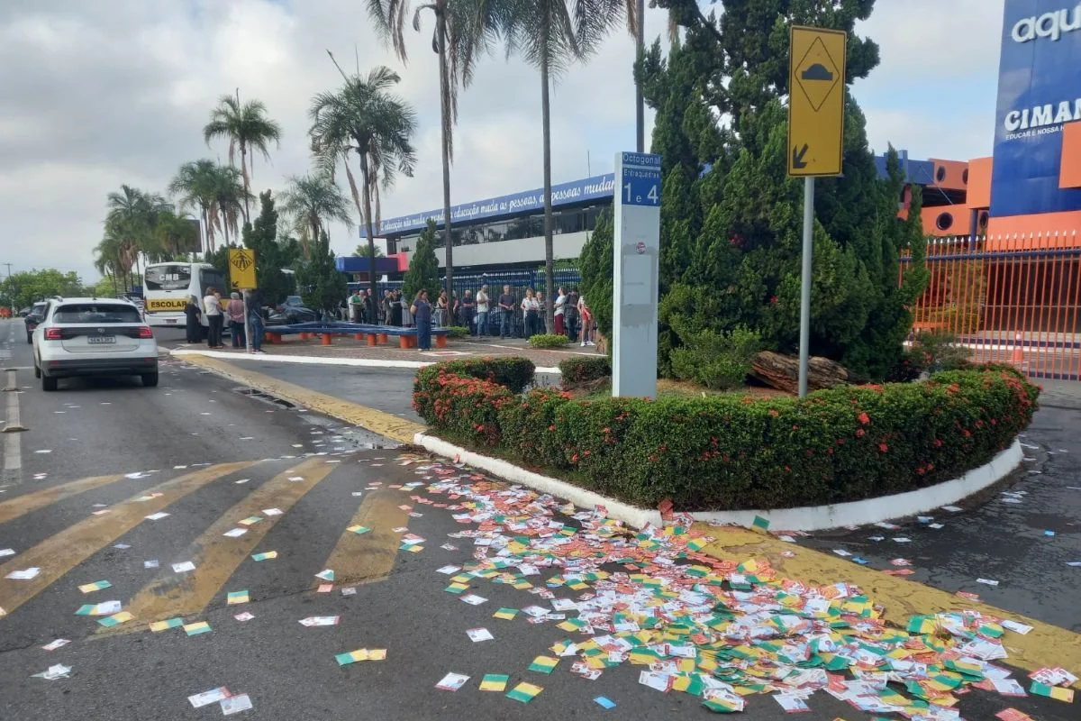 Várias ruas do DF amanhecem tomadas por "santinhos" de candidatos