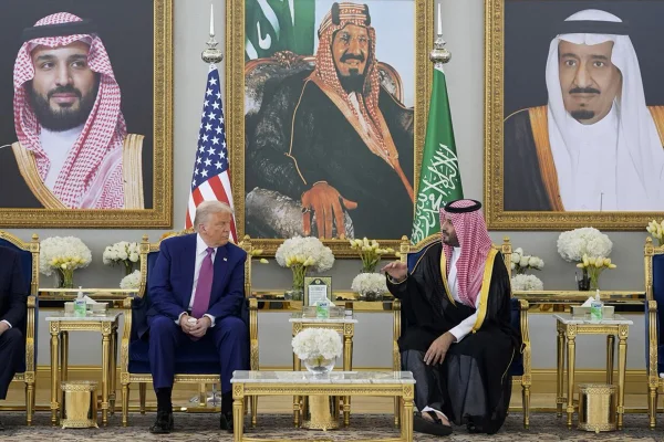 Imagem colorida do presidente Donald Trump ao lado de Mohammed Bin