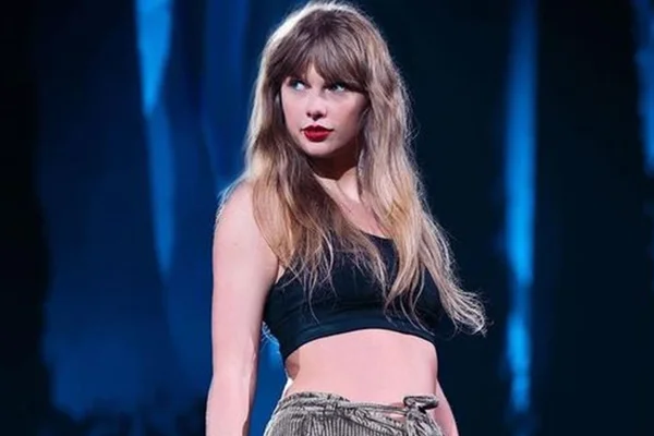 Taylor Swift é clicada durante uma de suas apresentações - Metrópoles