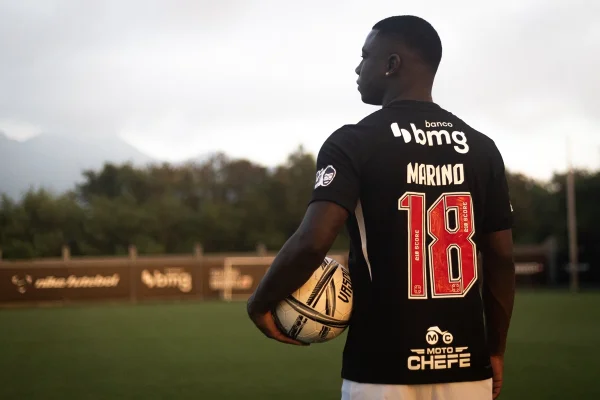 Especulado no Boca Juniors, Vasco anuncia a contratação de Hinestroza