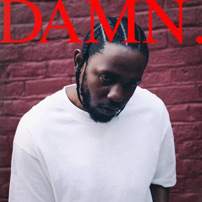 <b>"Damn"</b>, de Kendrick Lamar. Nem tão poético quanto "To Pimp a Butterfly" (2015) ou confessional como "Good Kid, M.A.A.D City" (2012), mas imensamente mais pop do que esses dois antecessores. Não à toa, foi eleito o disco número 1 da Billboard em 2017. É hit que não acaba mais: "Humble", "Loyalty" (com Rihanna), "DNA" e quantas mais repetidas audições permitirem. <a href="https://www.metropoles.com/entretenimento/musica/em-damn-kendrick-lamar-equilibra-cronica-social-e-rap-de-raiz" target="_blank">Leia crítica</a>. <a href="https://open.spotify.com/album/7wbJhbCvhPfbK1CLAkpq25" target="_blank">Ouça</a> <b>"Damn"</b>, de Kendrick Lamar. Nem tão poético quanto "To Pimp a Butterfly" (2015) ou confessional como "Good Kid, M.A.A.D City" (2012), mas imensamente mais pop do que esses dois antecessores. Não à toa, foi eleito o disco número 1 da Billboard em 2017. É hit que não acaba mais: "Humble", "Loyalty" (com Rihanna), "DNA" e quantas mais repetidas audições permitirem. <a href="https://www.metropoles.com/entretenimento/musica/em-damn-kendrick-lamar-equilibra-cronica-social-e-rap-de-raiz" target="_blank">Leia crítica</a>. <a href="https://open.spotify.com/album/7wbJhbCvhPfbK1CLAkpq25" target="_blank">Ouça</a>
