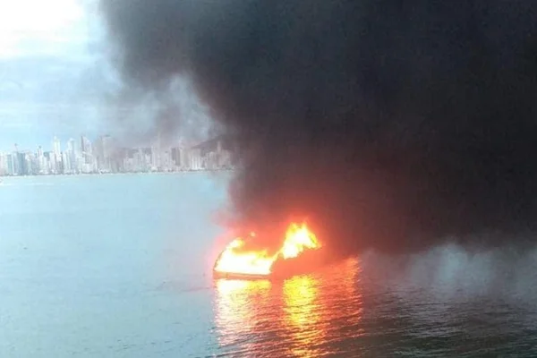 Incendio fogo em lancha santa catarina