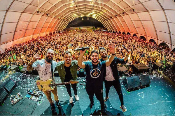 Jorge & Mateus e Clayton & Romário cantam juntos em show. Veja vídeo