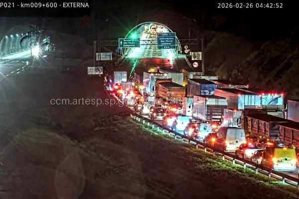 Acidente entre ônibus e carreta que transportava trigo no Rodoanel - Metrópoles