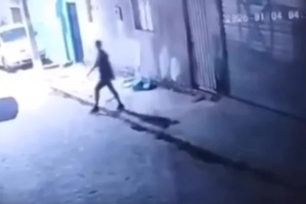 Imagem de câmera de segurança mosra mulher caminhando antes de desaparecer