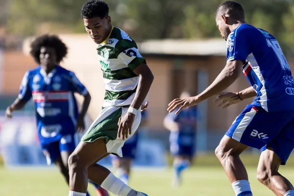 Jogadores de Altos-PI e Maranhão-MA disputam bola pela Série D