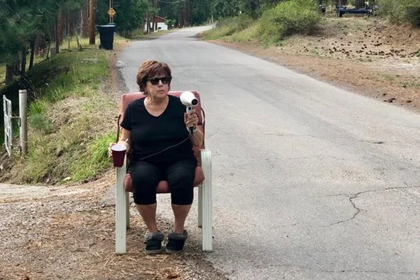 Com secador de cabelo, idosa faz carros cumprirem limite de velocidade