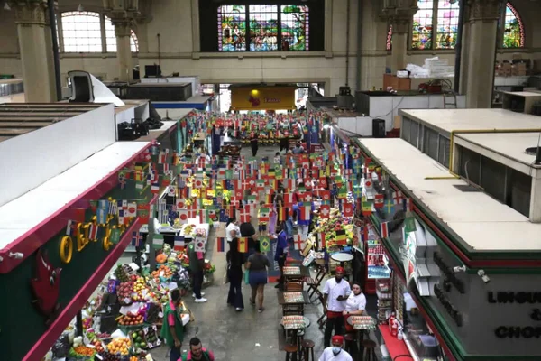 Movimentação no Mercadão Municipal, região central de São Paulo, nesta tarde de sexta-feira, 14