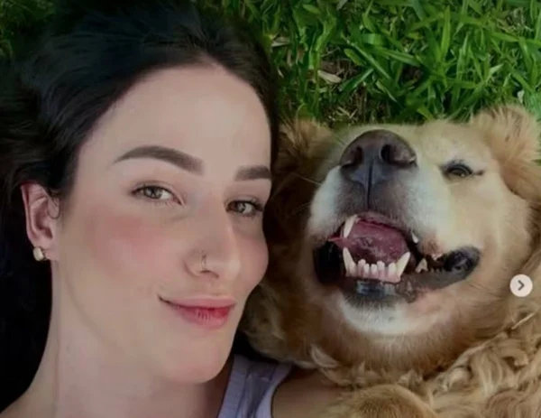 mulher sorrindo ao lado de cão