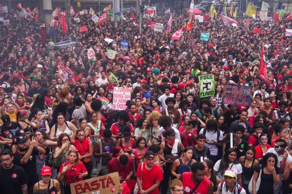 Pessoas na rua no Rio de Janeiro em ato a favor de Lula