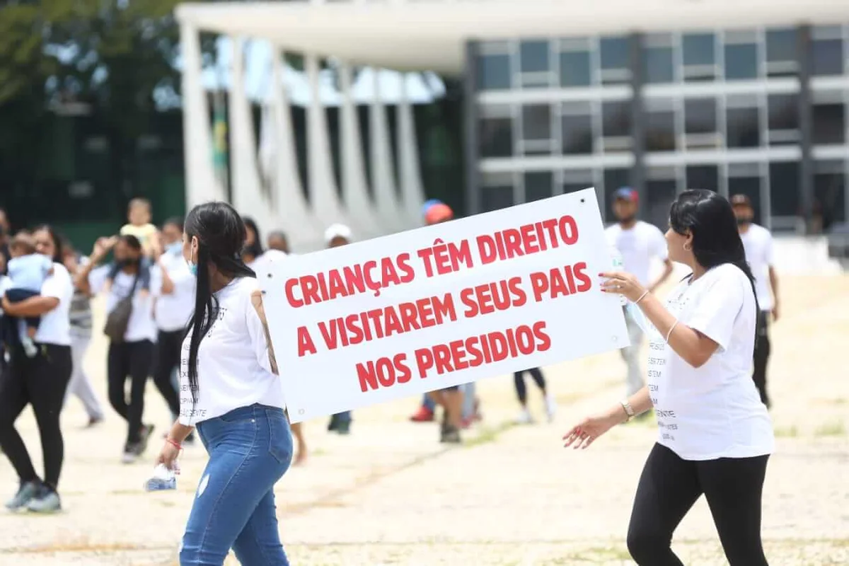 Familiares de presos protestam por condições humanitárias no sistema prisional Familiares de presos protestam por condições humanitárias no sistema prisional