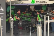 Profissionais trabalham para deixar carro de Bortoleto pronto para o GP deste domingo (9/11)