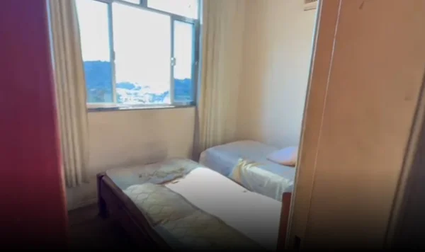 camas dentro de quarto