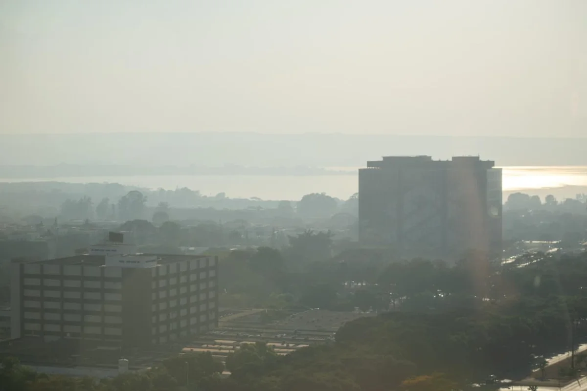 Névoa seca encobre Brasília nesta manhã, reduzindo a visibilidade e alterando a paisagem da capital. O fenômeno é resultado do tempo seco e ventos fortes típicos deste período. Névoa seca encobre Brasília nesta manhã, reduzindo a visibilidade e alterando a paisagem da capital. O fenômeno é resultado do tempo seco e ventos fortes típicos deste período.