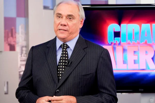 Em tratamento, Marcelo Rezende posta foto com a namorada