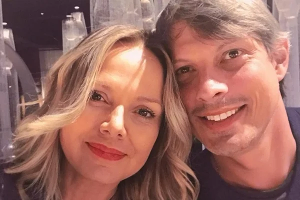 No SBT, Eliana anuncia casamento com Adriano Ricco, da Globo
