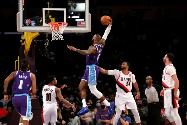 LeBron James celebra 37 anos com grande atuação em vitória dos Lakers