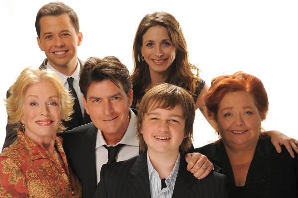 Estrela de Two and a Half Men detona salários da série: “Nunca pagaram bem”