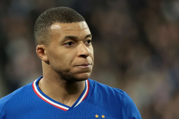 Foto colorida de Kylian Mbappé, com a camisa da França - Metrópoles